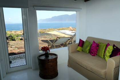 Lanzarote, Casa Dominique - Stil des Zimmers an grossem Bett 