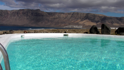 Casa Dominique: Das Schwimmbad und das Meer