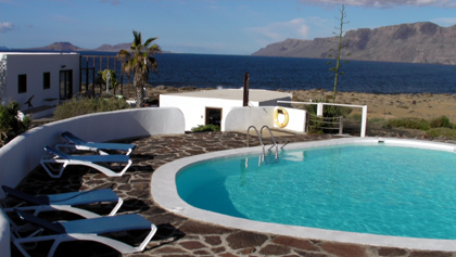 Casa Dominique: The swimming pool and Graciosa island