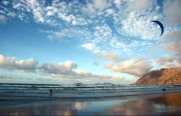 Kitesurf en la playa de Famara