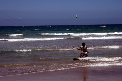 Kiteboard partenza della spiaggia a Famara